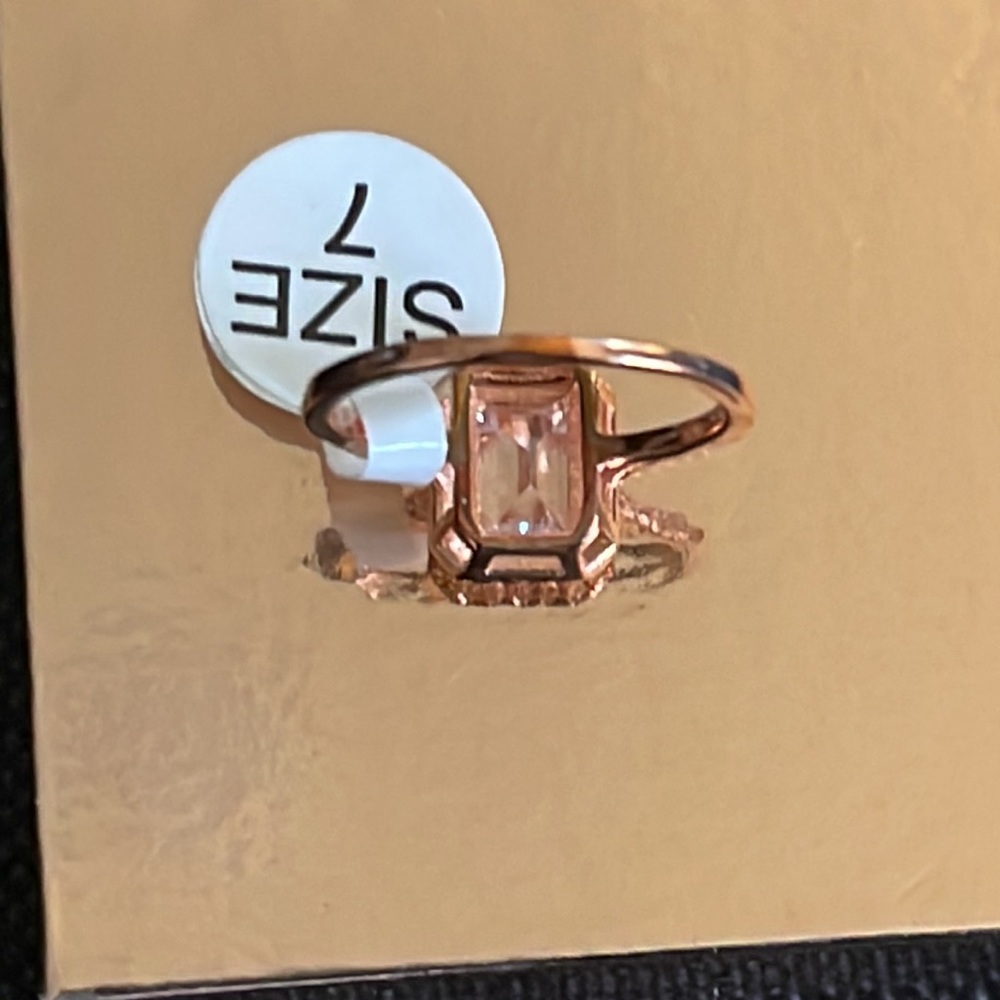 Woman’s Ring - Picture 4 of 5